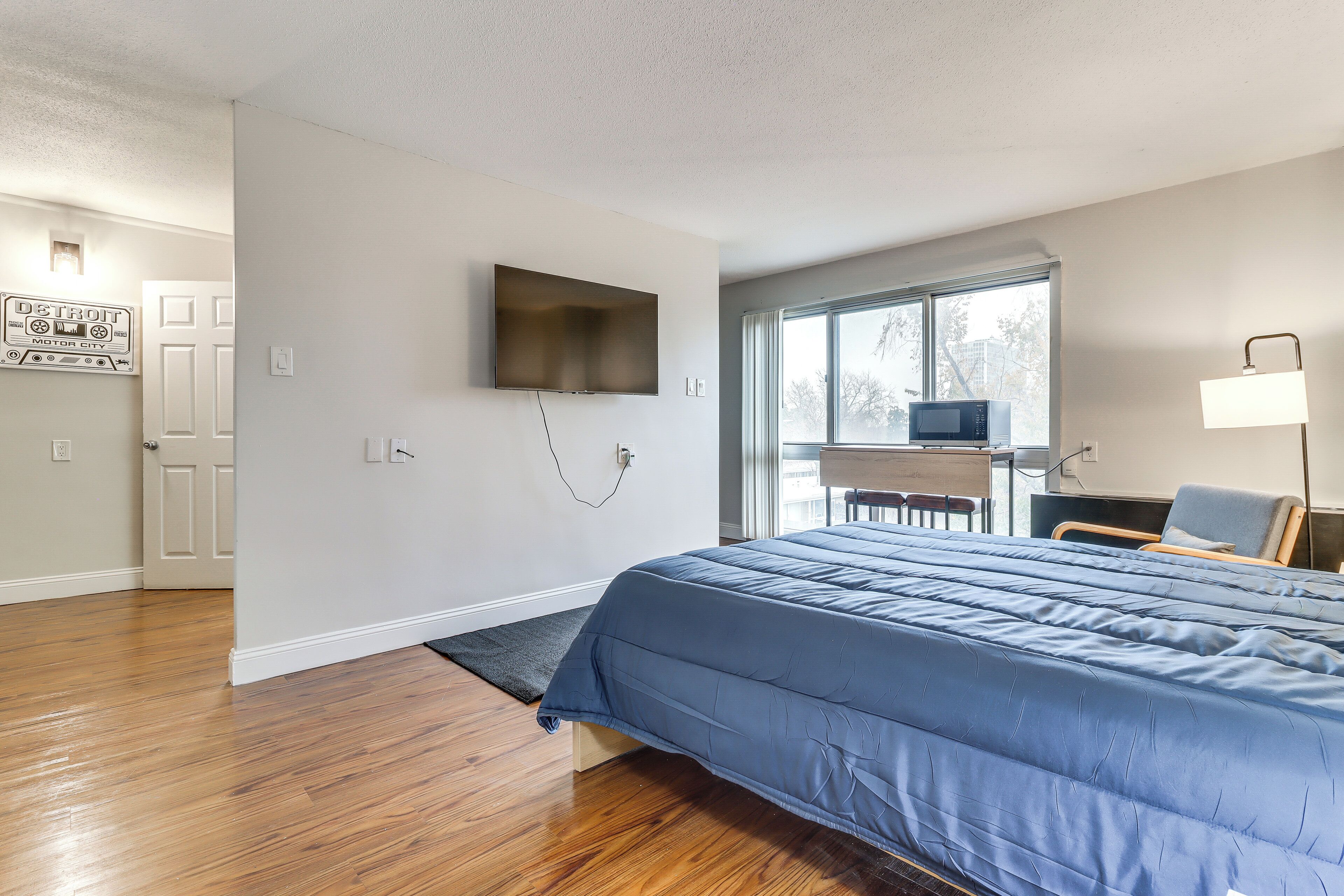 Bureau, fer et planche à repasser, accès Internet, draps fournis