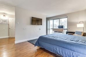 Desk, iron/ironing board, internet, bed sheets - Home Base for Healthcare Workers: 2 Mi to DMC! (Detroit)