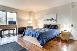 Desk, iron/ironing board, internet, bed sheets - Home Base for Healthcare Workers: 2 Mi to DMC! (Detroit)