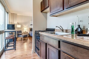 Fridge, microwave, stovetop, coffee/tea maker - Home Base for Healthcare Workers: 2 Mi to DMC! (Detroit)