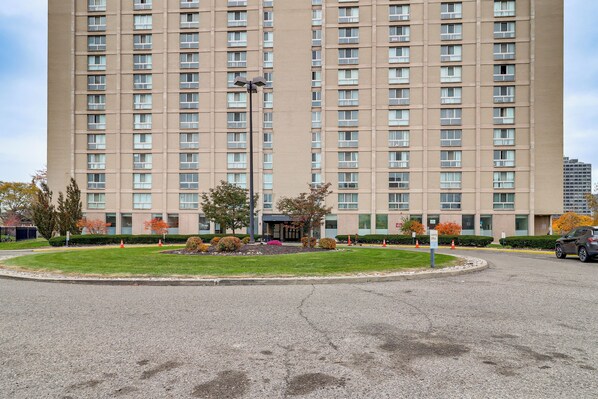 Exterior - Home Base for Healthcare Workers: 2 Mi to DMC! (Detroit)