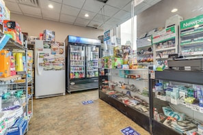 Gift shop - Home Base for Healthcare Workers: 2 Mi to DMC! (Detroit)