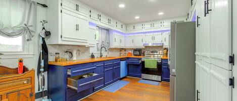 Fridge, microwave, stovetop, dishwasher