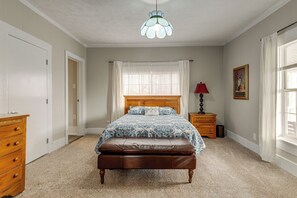 2 bedrooms, iron/ironing board, internet, bed sheets
