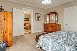 2 bedrooms, iron/ironing board, internet, bed sheets - Boat, Fish & Relax: Home Near Lake Cherokee (Bean Station)