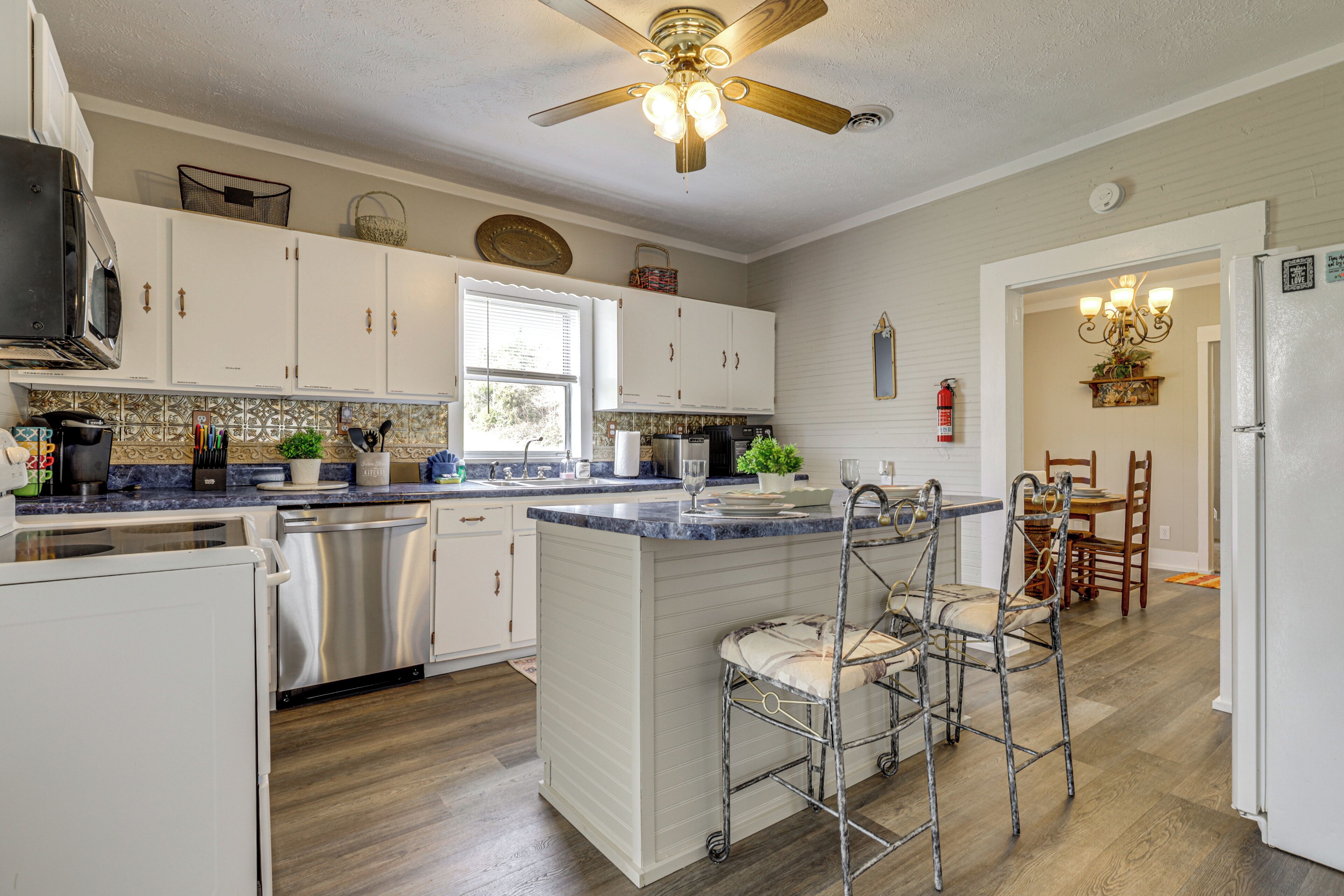 Kühlschrank, Mikrowelle, Herdplatte, Geschirrspüler