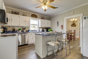 Kühlschrank, Mikrowelle, Herdplatte, Geschirrspüler