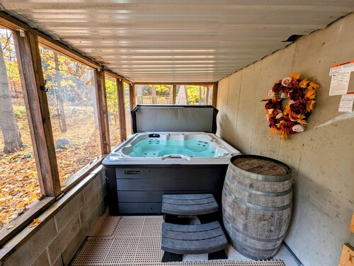 3 Bedroom house w/ lake access, hot tub and pet friendly!