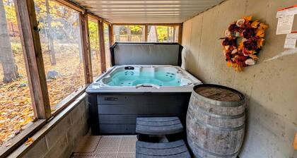 3 Bedroom house w/ lake access, hot tub and pet friendly!