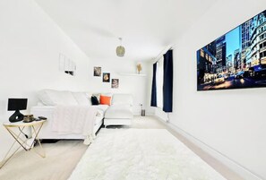 Interior - Modern 3-Bed + Office • Walk to Bicester Village (Bicester)