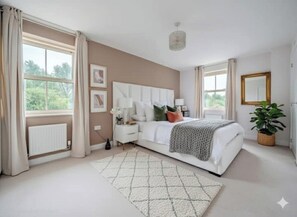 Desk, iron/ironing board, free WiFi, bed sheets - Modern 3-Bed + Office • Walk to Bicester Village (Bicester)