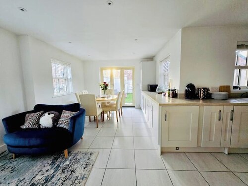 Modern 3-Bed + Office • Walk to Bicester Village