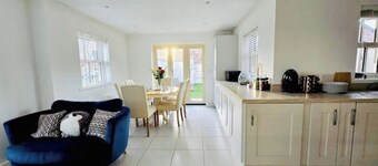Modern 3-Bed + Office • Walk to Bicester Village