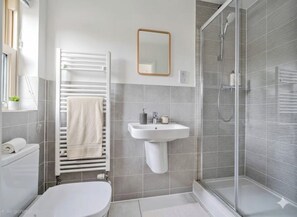 Hair dryer, towels, soap, shampoo - Modern 3-Bed + Office • Walk to Bicester Village (Bicester)