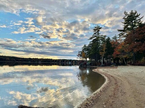 Suissevale Lake Retreat - Hot Tub, Beach and Games