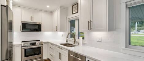 Een koelkast, een microgolfoven, een oven, een kookplaat