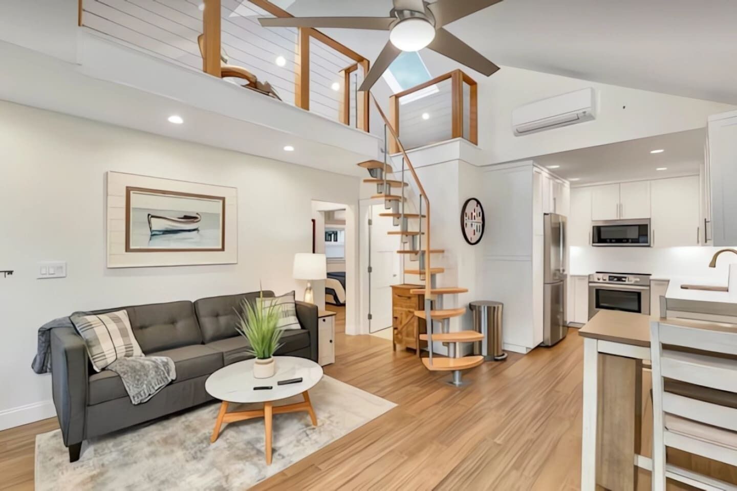 Televisie, een open haard en een stereo