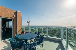 Outdoor dining - Your Stay With Comfort in a Building With a Pool and the Beach Just Steps Away in Itapua - Psps (Salvador)