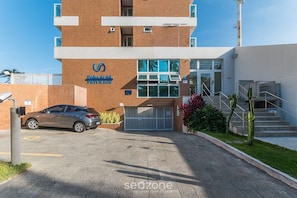 Un bâtiment sur lequel on peut lire l’inscription « Pedreira Privilege », avec une voiture garée devant.