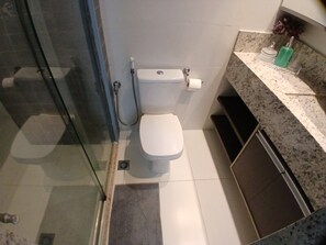 Basic Apartment | Bathroom