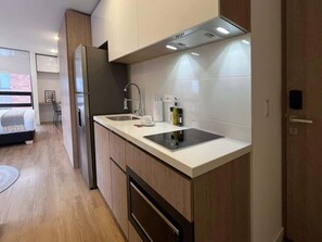 Fridge, microwave, stovetop, coffee/tea maker - w* | Warm & Modern Loft in the Heart of Bogotá (Bogotá)