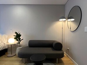 Televisión y oficina 