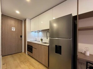 Refrigerador, microondas, parrilla de estufa y cafetera y tetera 