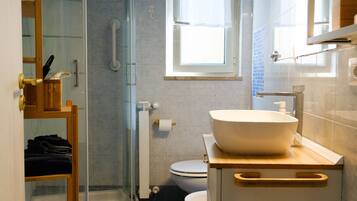 Doccia, asciugacapelli, bidet, asciugamani