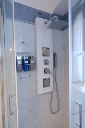 Dusche, Haartrockner, Bidet, Handtücher