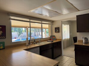 Fridge, microwave, oven, stovetop - Charming 3-bedroom house with AC in sunny Scottsdale (Scottsdale)