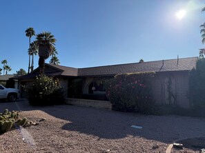 Property grounds - Charming 3-bedroom house with AC in sunny Scottsdale (Scottsdale)