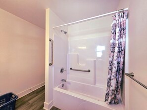 Hair dryer, towels, soap, toilet paper - Grand Rapids Area Stay, Shopping and Entertainment (Wyoming)