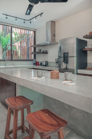 Fridge, microwave, oven, stovetop - Luxury 2 BDR 2 BTH 2 Bikes Jacuzzi FibOptic WiFi close to Centro and Beach (Tulum)