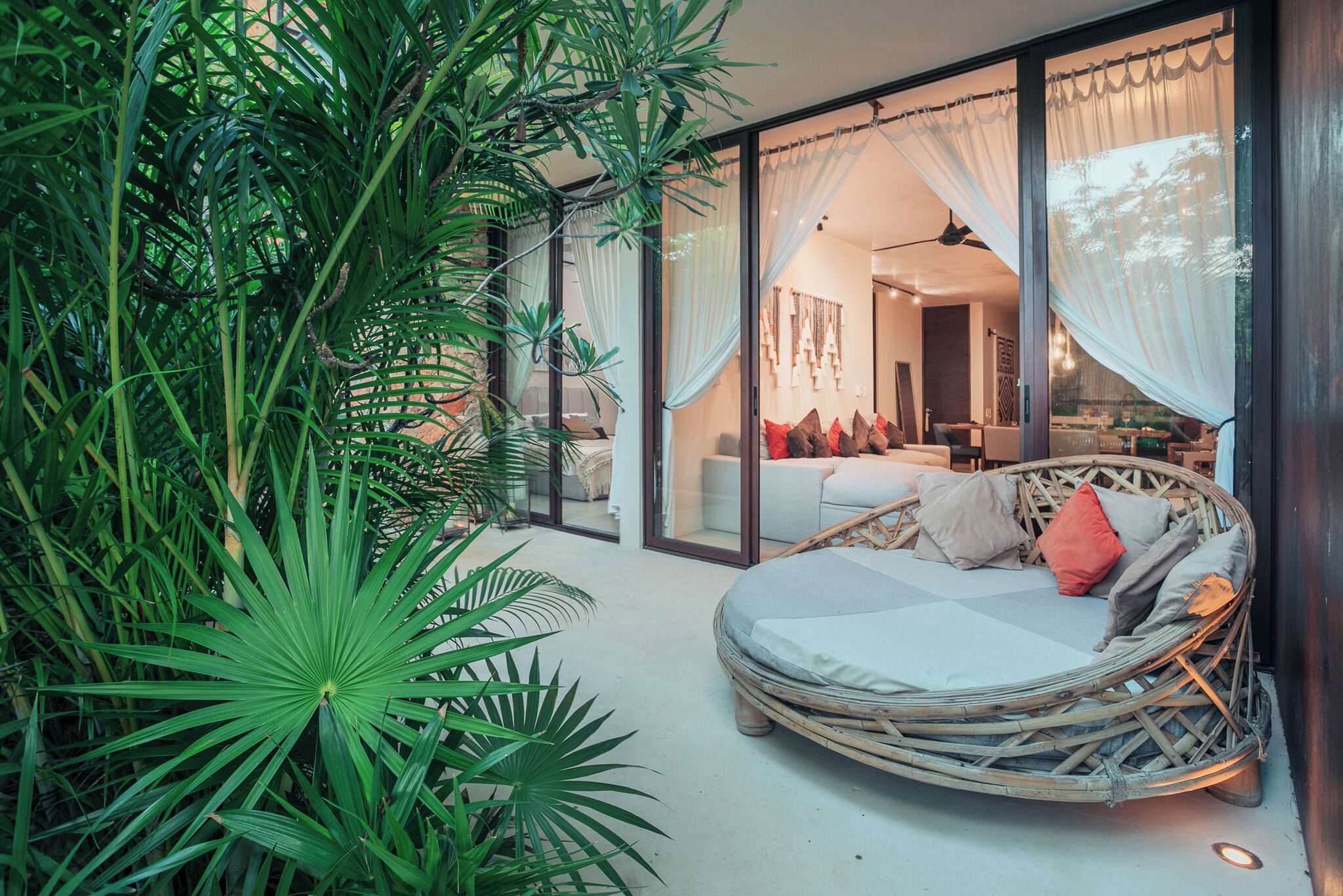 デスク、アイロン / アイロン台、WiFi (無料)、ベッドシーツ