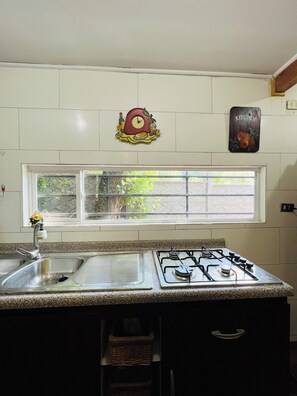 Nhà gỗ phong cách cổ điển, quang cảnh vườn | Bếp riêng