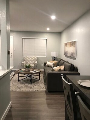 Living area - Cozy 1-Bedroom 1-Bath condo in lovely Scottsdale (Scottsdale)