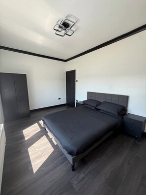 4 bedrooms, iron/ironing board, WiFi, bed sheets - 4 Bedroom Luxurious Flat Greatly Located (Newcastle upon Tyne)