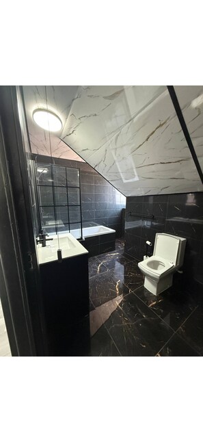 Een haardroger, toiletpapier