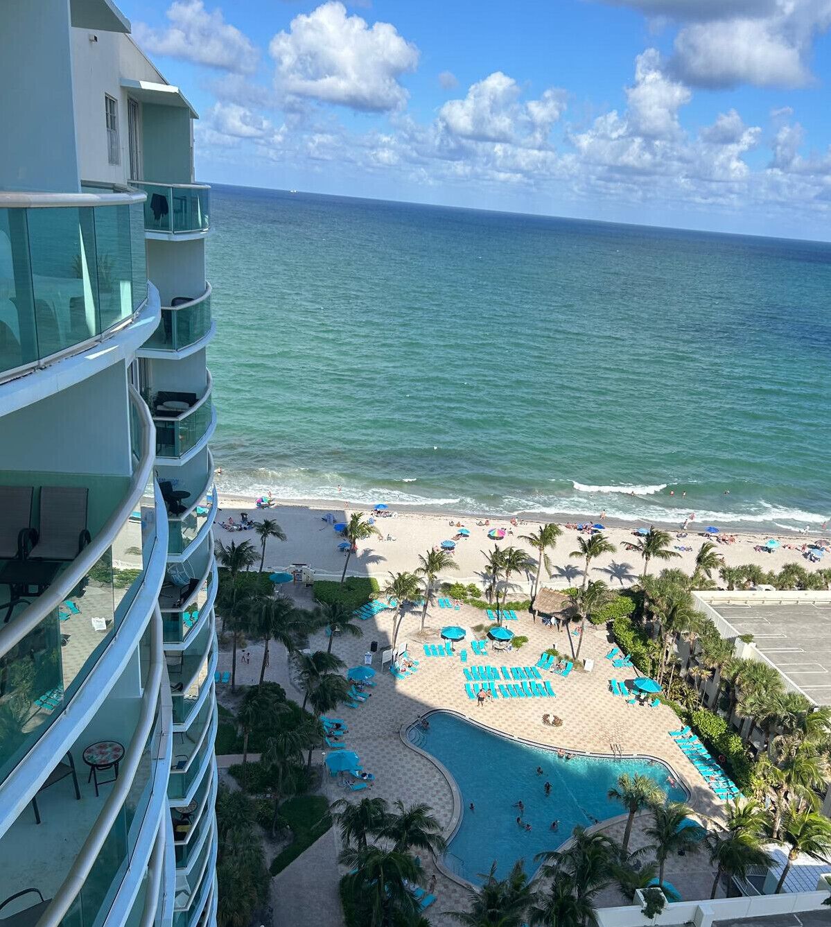 Una piscina al aire libre, una piscina climatizada