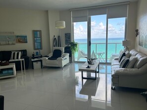 Smart TV - Ocean front luxury apartment in North Miami with all the amenities (Hollywood)