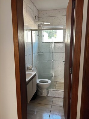 Chuveiro, secador de cabelo, toalhas de banho, sabonete
