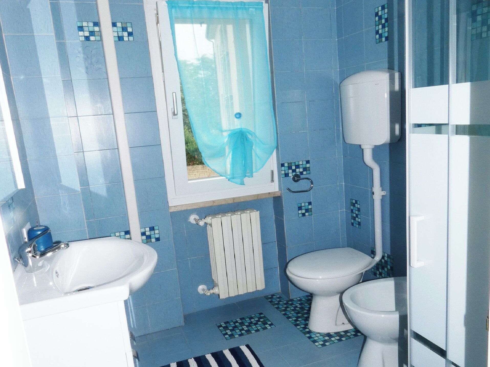 Regadera, secadora de cabello, bidet, toallas 