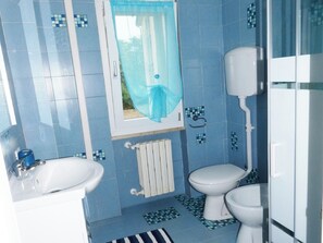 Ducha, secador de pelo, bidet, toallas