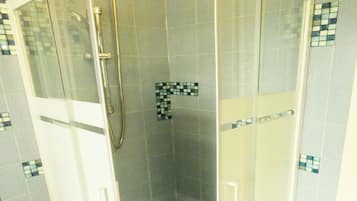 Regadera, secadora de cabello, bidet, toallas