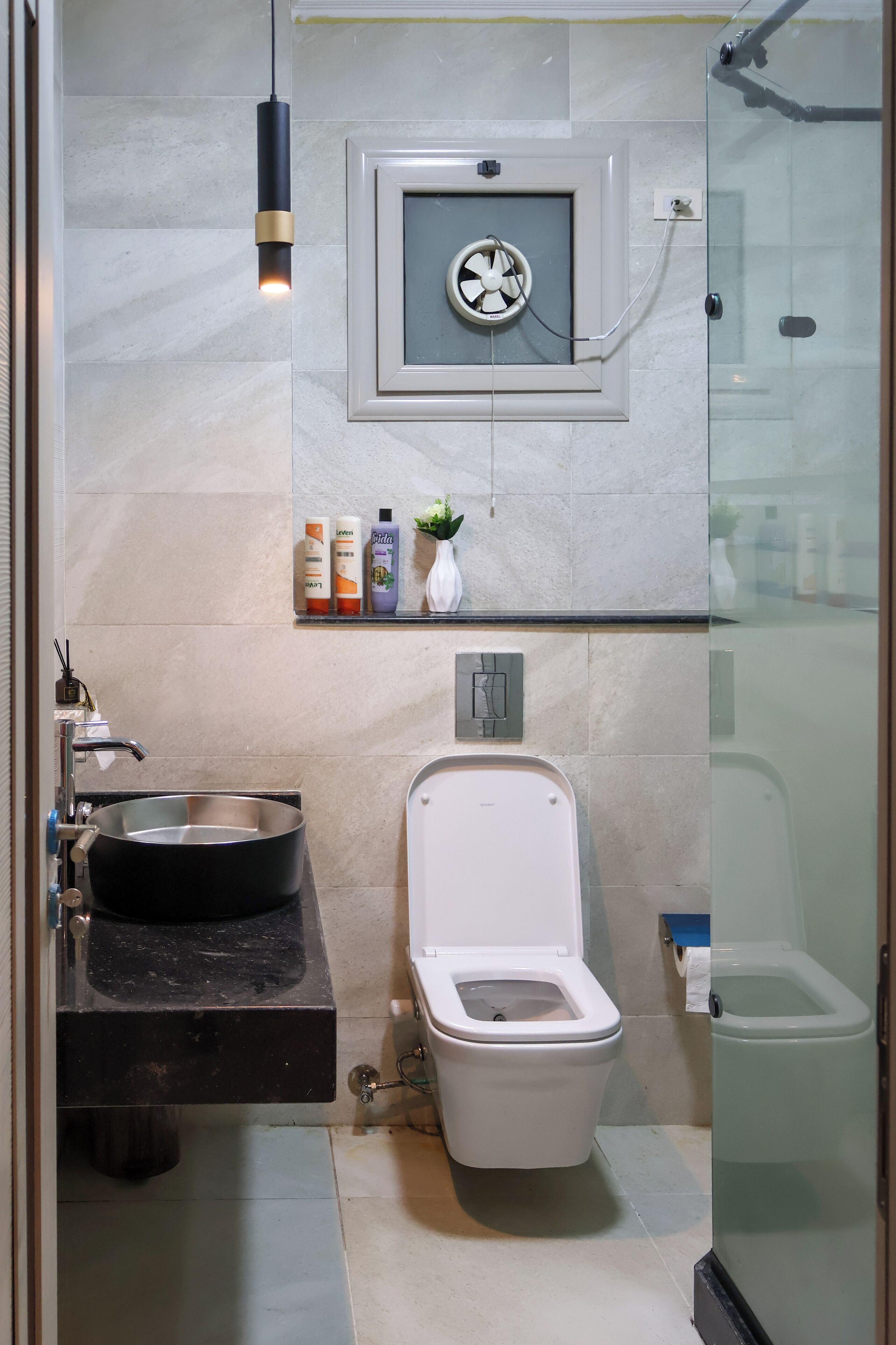 Regadera, amenidades de baño gratuitas, secadora de cabello, toallas 