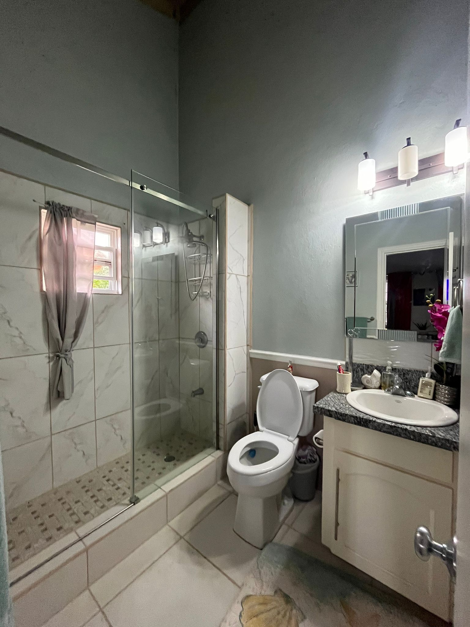 Dusche, Bidet, Handtücher, Seife
