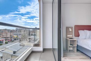 Desk, iron/ironing board, WiFi, bed sheets - w* | Thrilling Loft w/ Balcony in Santa Barbara (Bogotá)