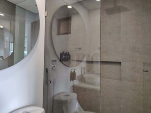Shower, hair dryer, towels, shampoo - w* | Dreamlike Loft in the Heart of Bogotá (Bogotá)