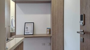 Eine moderne Küche mit einer Holztischplatte, einem gerahmten Bild und einer kleinen Schachtel.
