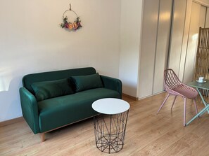 TV - Independent studio for 2 people with swimming pool. (Carpentras)